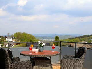 Balkon mit Aussicht im Hintergrund