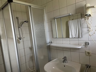 Badezimmer mit Dusche