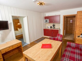 Wohn-Essbereich mit kleiner Küchenzeile