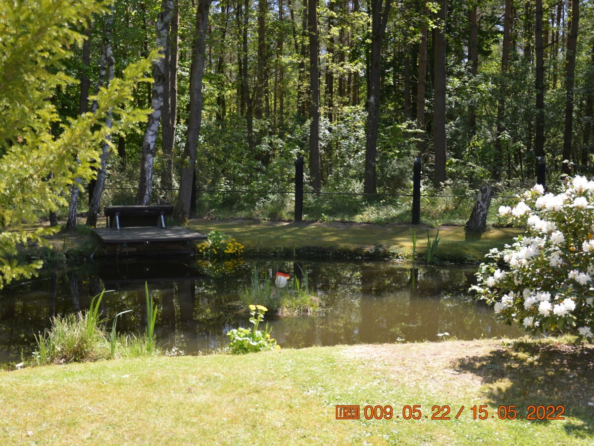 Sitzplatz am Gartenteich direkt am Wald