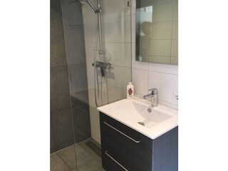 Badezimmer mit Dusche. Toilette ist separat.