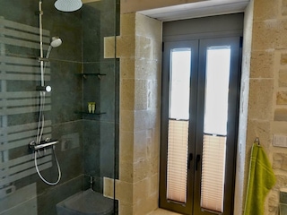 Bad mit Dusche und Fenster