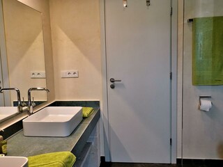 Bad mit Dusche und Fenster