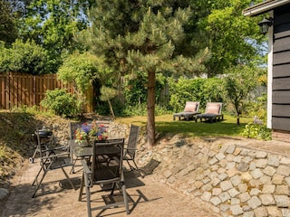 Die gemütliche Terrasse mit Gartengruppe und Grill