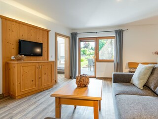 App 1 - Wohnzimmer mit Blick auf Terrasse