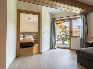 App 2 - Wohnbereich mit Blick ins Schlafzimmer