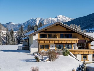 Außenansicht vom Gästehaus Strasser im Winter