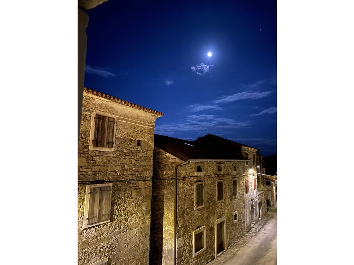 Blick aus dem Schlafzimmer bei Vollmond