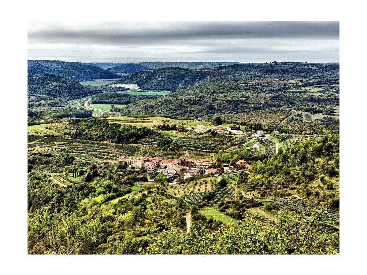 Blick über Kostanjica und Mirna zur Adria