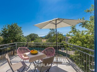 angenehme große Terrasse mit freiem Blick