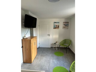 Kinderzimmermit Kommode und Sitzecke