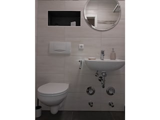 Kleines Bad im Erdgeschoss mit Dusche und Wc