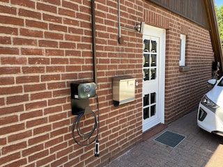 2 Parkplätze direkt am Haus mit E-Ladestationen
