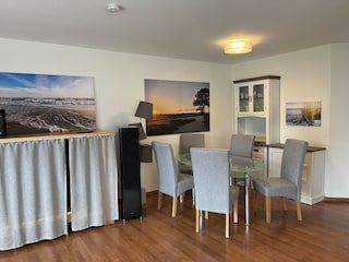 Gemütliche Sitzecke zum Essen und Spielen
