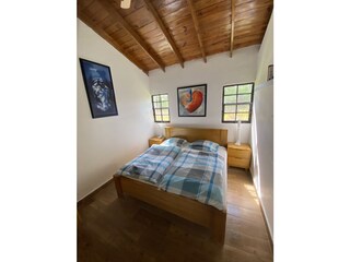 Schlafzimmer mit Doppelbett