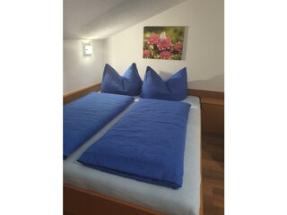 Dreibettzimmer mit Doppelbett und Einzelbett