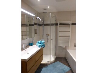 Badezimmer mit Dusche und Badewanne