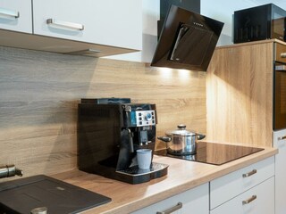 Küche mit Kaffeevollautomat