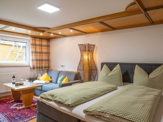 Extrazimmer mit Sitzecke