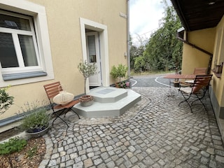 Separater Eingang mit Sitzecke