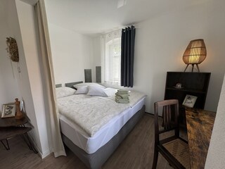 Doppelbett im Wohnzimmer für 2 Personen