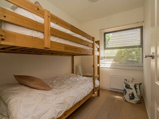 Schlafzimmer 3 mit Etagenbett und Kleiderschrank