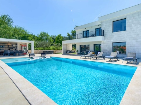 Villa Lagos - piscine, spa, jacuzzi et lac rouge et bleu