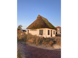 Eine wunderschöne Promenade säumt den langen Sandstrand