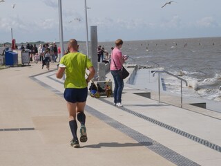 Sport und Enstpannung an der Promenade