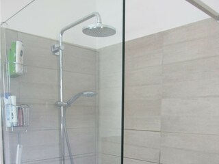 modernes Badezimmer mit Tageslicht