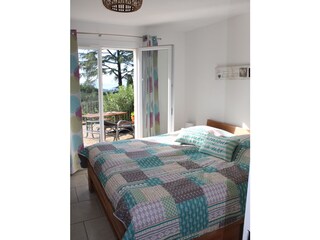 Gemütliches Schlafzimmer mit Meerblick