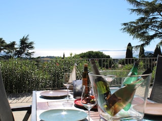 Abendessen auf der großzügigen Terrasse mit Meerblick