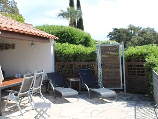 Die Sonnenterrasse mit einem schattigen Plätzchen