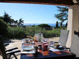 Frühstück mit Blick aufs Meer