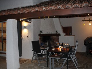 Abendessen auf der großzügigen Terrasse mit Meerblick