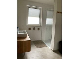 Badezimmer mit Dusche
