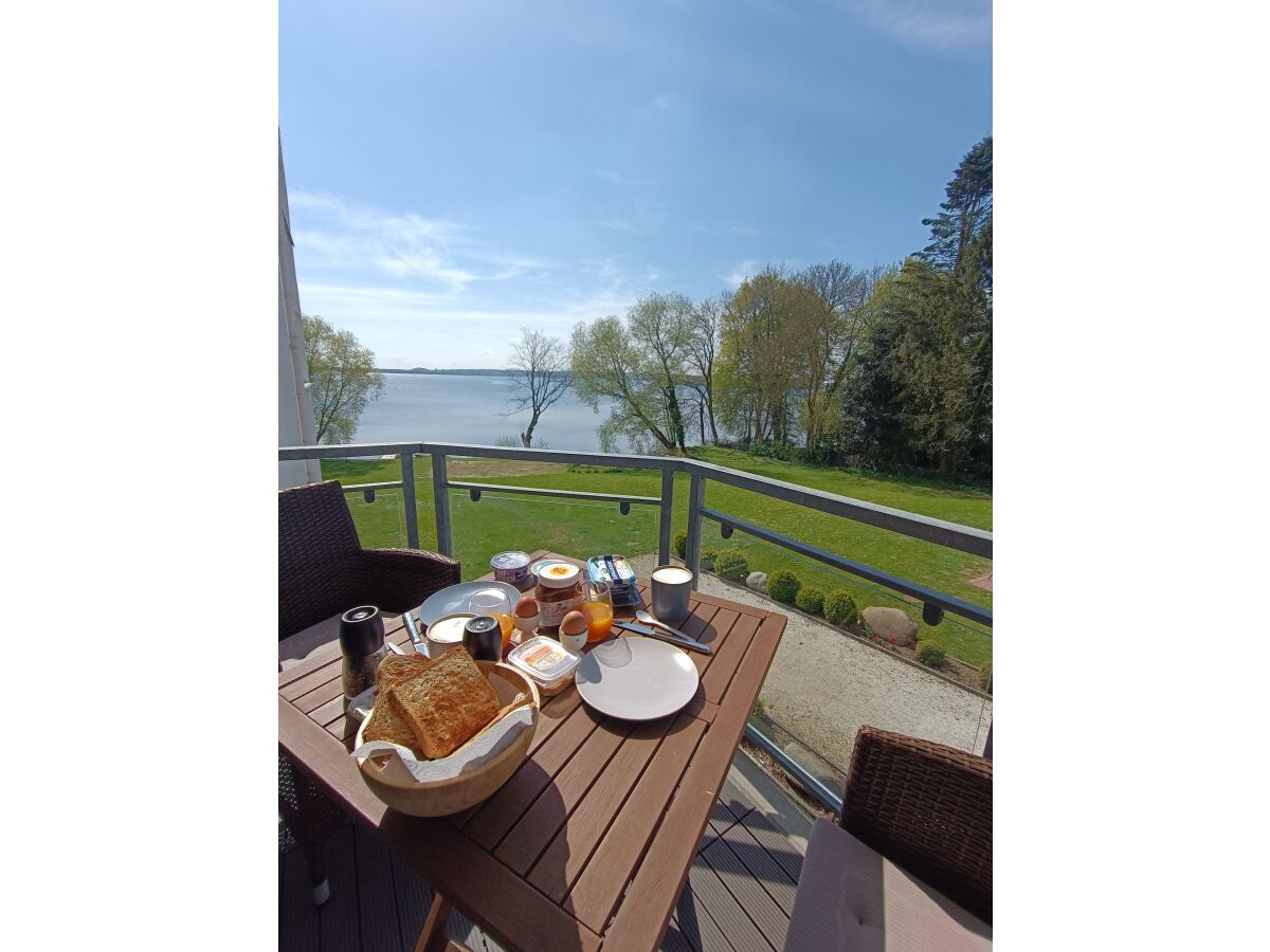 Frühstück bei Sonnenschein auf dem Balkon