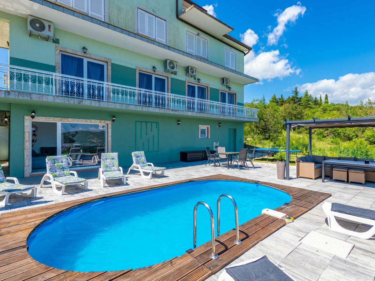 Schwimmen im wunderschönen Pool