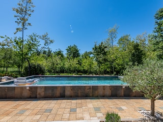Entspannung am Pool, magischer Sommer.