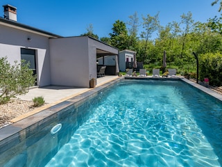 Schöner und großer blauer Pool.