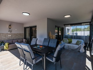 Terrasse mit Esstisch, ideal zum Essen.
