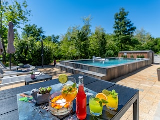 Entspannung am Pool, magischer Sommer.