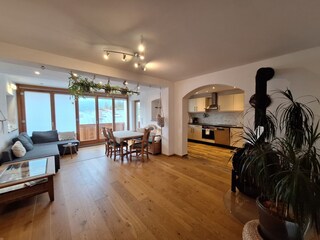 Wohn-Essbereich mit Blick auf die Berge