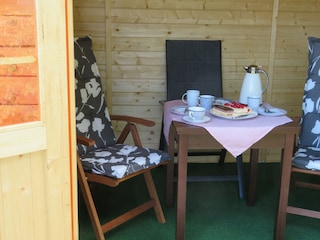 Kaffee im Gartenhaus