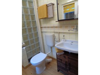 Bad mit Dusche und WC