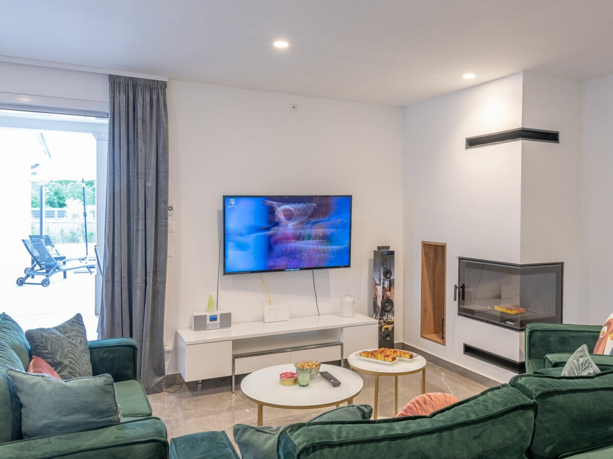 Luxuriöses Wohnzimmer mit Fernseher