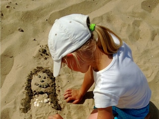 Kinder lieben es im Sand zu spielen