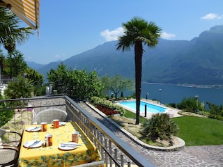 Frühstück mit Blick auf den Gardasee