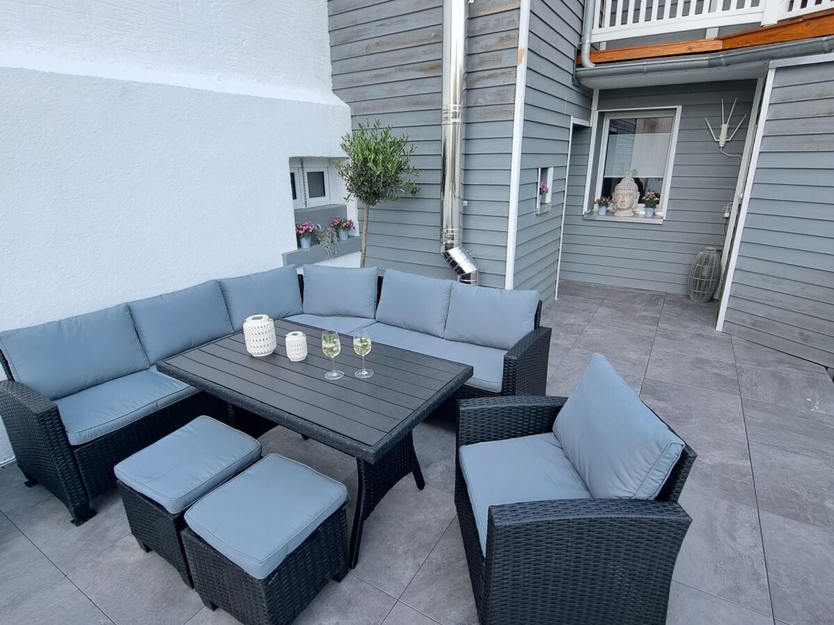 Roof terrace with lounge seating area and stairs to the garden