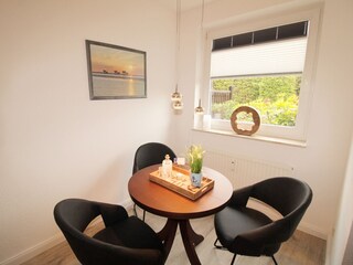 schöner Esstisch mit Blick in den Garten